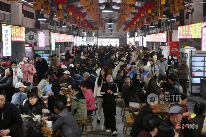 南昌县三江镇早酒街内，人潮涌动，座无虚席。（王祺 摄）