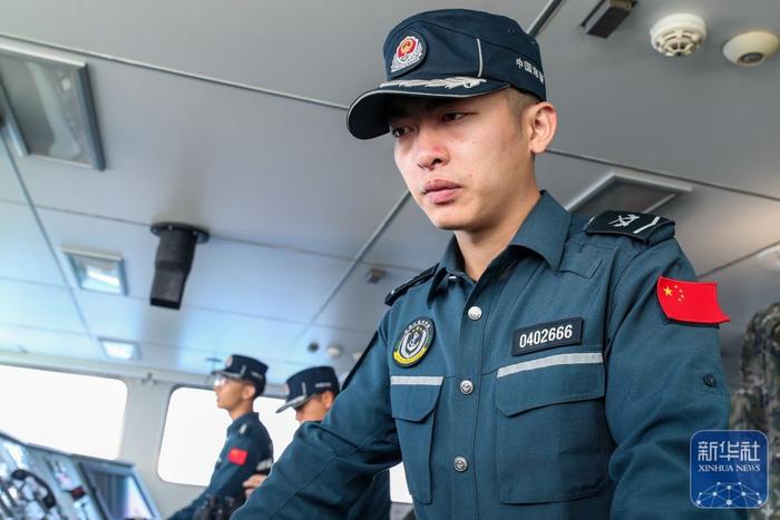   ↑3月28日，在中国黄岩岛附近海域，海警执法员在高栏舰驾驶室内执勤。