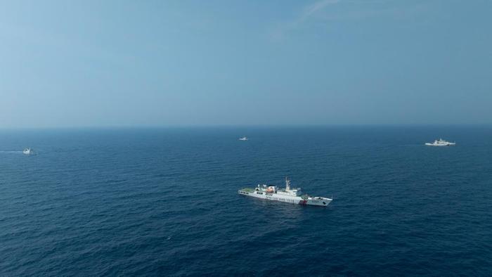 　　4月22日，中越海警舰艇编队在北部湾海域开展联合巡逻。（中国海警供图）