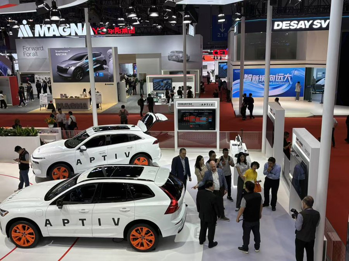 安波福中国及亚太区总裁杨晓明正在展台接待行业客户。吴丹璐摄