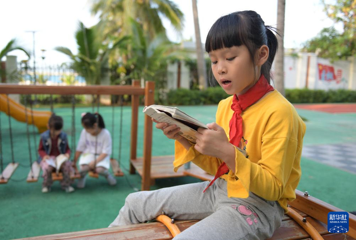 三沙市永兴学校的小学生在操场上晨读。（资料照片）新华社发（蒲晓旭 摄）