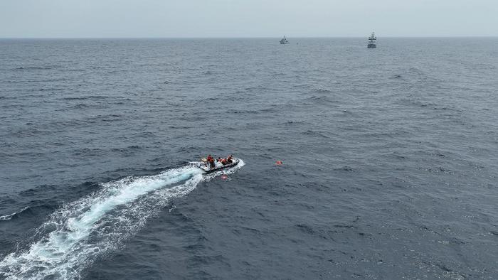 　　4月23日，中越海警开展海上联合搜救演练，模拟营救落水人员。（中国海警供图）