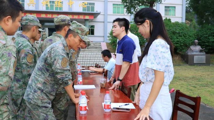 双拥普法进军营活动（资料图）。赵梓/摄