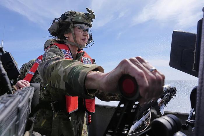 当地时间2025年3月16日，圣地亚哥，克里斯蒂·诺姆与海岸警卫队应急反应小组一起驾驶一艘小型应急艇。图/视觉中国