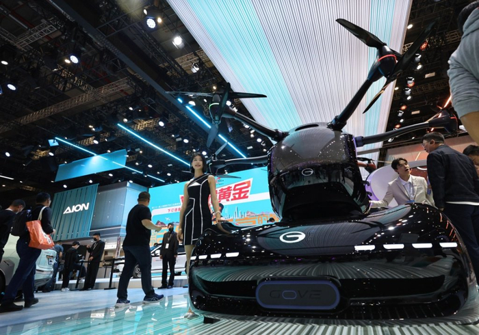 4月25日，上海车展迎来大客流。新华社 图