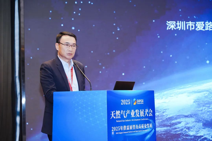 图为深圳市爱路恩济能源技术有限公司创始人、总经理曹北斗发表演讲