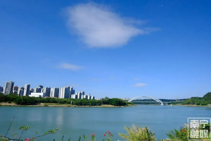 百里秀美邕江水清岸绿，天蓝云白。记者 宋延康 摄