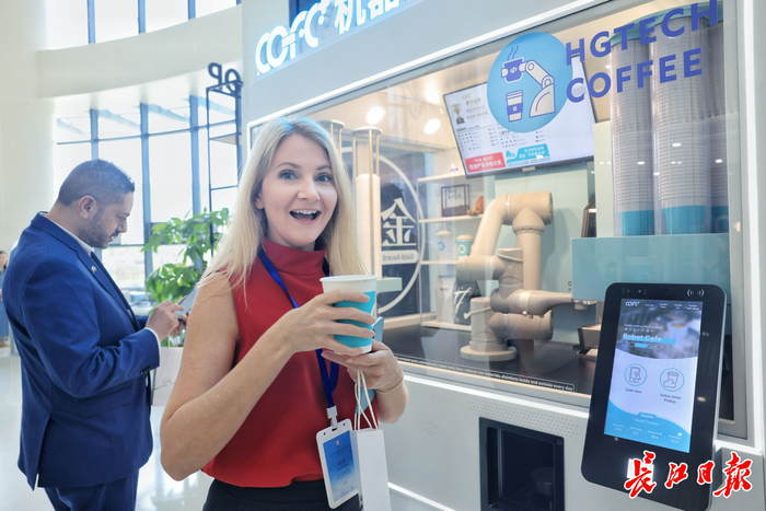 4月23日，国际友人体验激光打印文创产品和机器人咖啡。长江日报记者 胡冬冬 摄