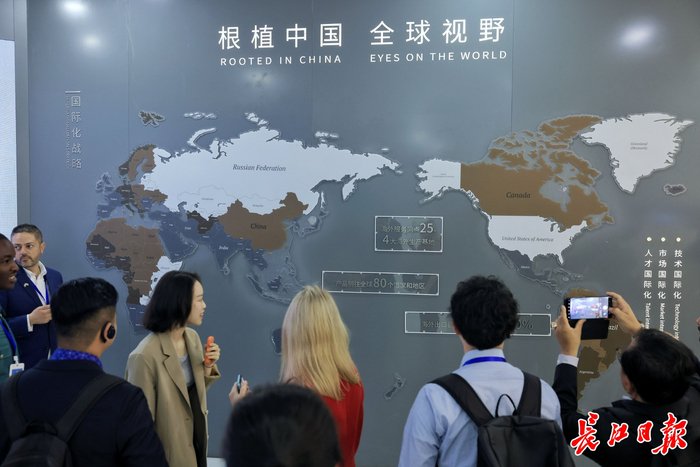 4月23日，国际友人参观华工激光。长江日报记者 胡冬冬 摄