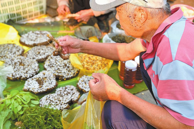 　　澜沧街上贩卖的蜂蛹。 通讯员 许时斌 摄