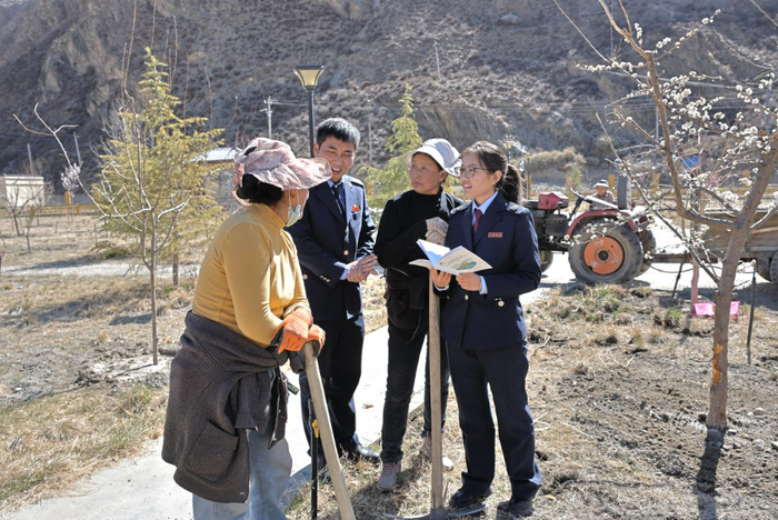 图为税务干部为种植户讲解税费政策。受访者供图