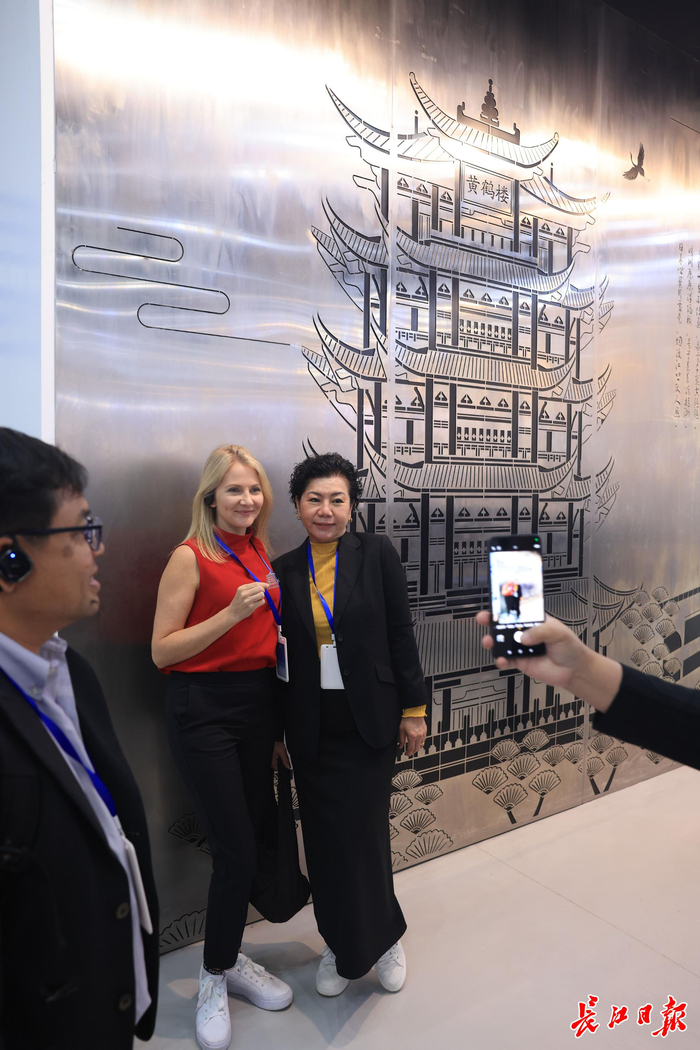 4月23日，2025武汉国际友城交流周，国际友人参观华工激光。长江日报记者 胡冬冬 摄