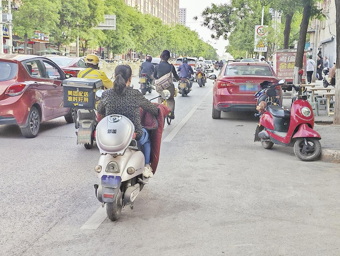 文景南路私家车占道停放，非机动车绕行驶入机动车道。
