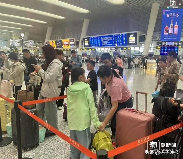 今天下午4点半的杭州东站，出游的人群中有不少中小学生 记者 吴新燕摄