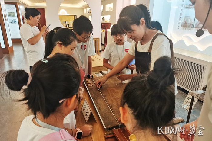 学生体验清苑传统制香技艺。通讯员 楚淑慧 摄