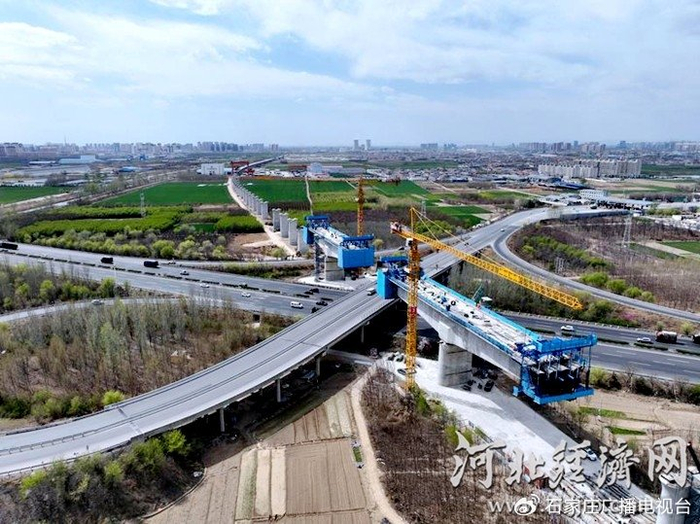 建设中的雄忻高铁雄安至保定段。新华社发 邢广利 摄