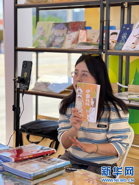 龙城书展上，出版社工作人员现场直播荐书。新华网 王梦佳摄