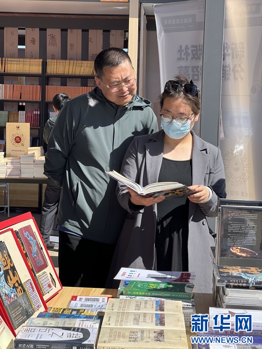   崔凯妍在龙城书展淘书。新华网 王梦佳摄