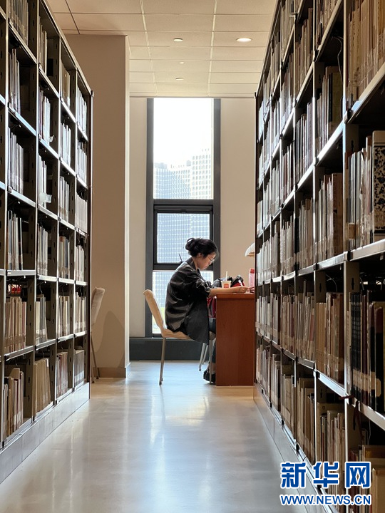   市民在山西省图书馆阅读。新华网 王梦佳摄