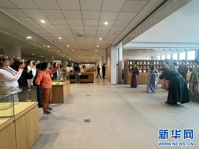   中北大学艺术学院副教授张丽珍吟咏《送杜少府之任蜀州》。新华网 王梦佳摄