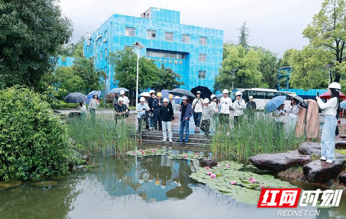 4月21日，湖南石化“探秘智慧能源”公众开放日，人们来到湖南石化第二污水处理场参观。彭展 摄