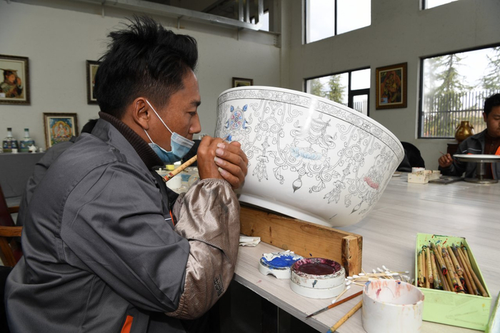 图为西藏城发莲华之宝文化发展有限公司员工正在制作瓷器。记者 李洲 摄