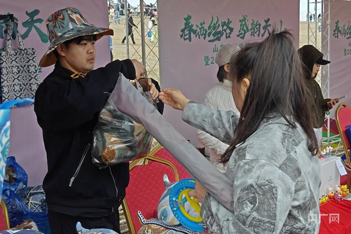 游客在活动现场购买各类商品  （央广网记者郭璁悦  摄）