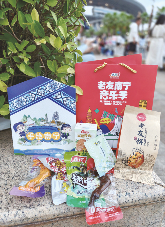     南宁文旅的“宠粉大礼包”。    本报记者 黄敬敏 摄