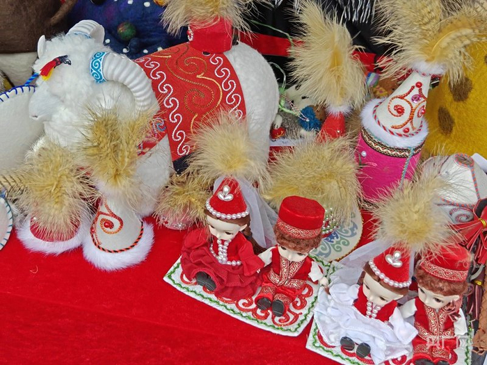 各类手工艺商品  （央广网记者郭璁悦  摄）