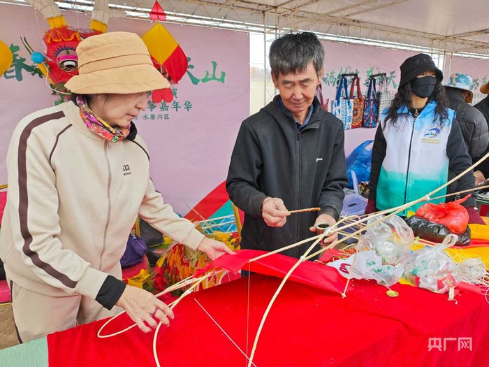 现场制作风筝  （央广网记者丁安  摄）