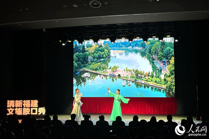 “白娘子”与“小青”共演戏曲脱口秀。人民网记者 林盈摄