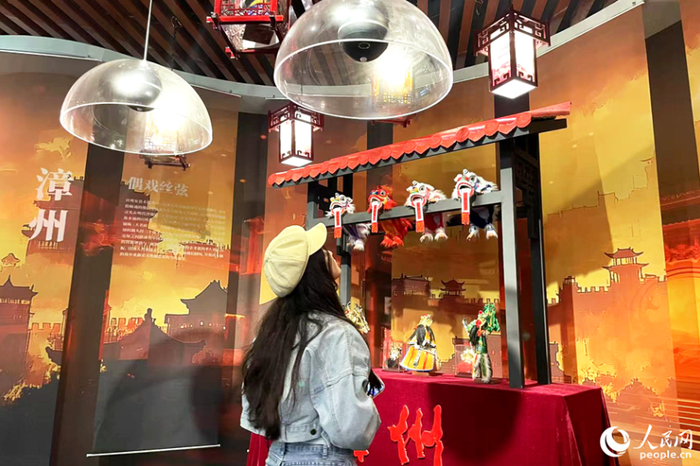 游客在集音筒下聆听漳州偶戏丝弦。人民网记者 林盈摄