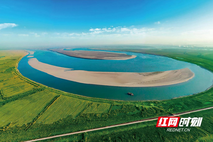 位于岳阳市君山区长江与洞庭湖交汇处的华龙码头。李亚妮 摄