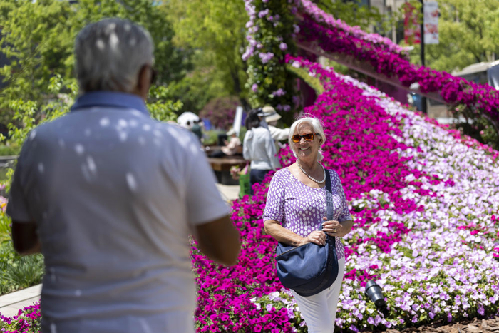 　　  4月18日，外国游客在上海国际花展黄浦新天地主会场留影。新华社记者王翔 摄