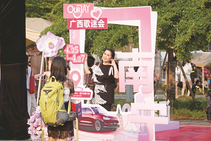     游客在小品上打卡留念。    本报记者 叶子榕 摄