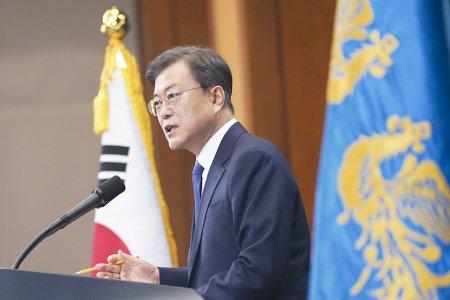 2020年5月10日,时任韩国总统文在寅在韩国首尔青瓦台发表讲话。新华社发