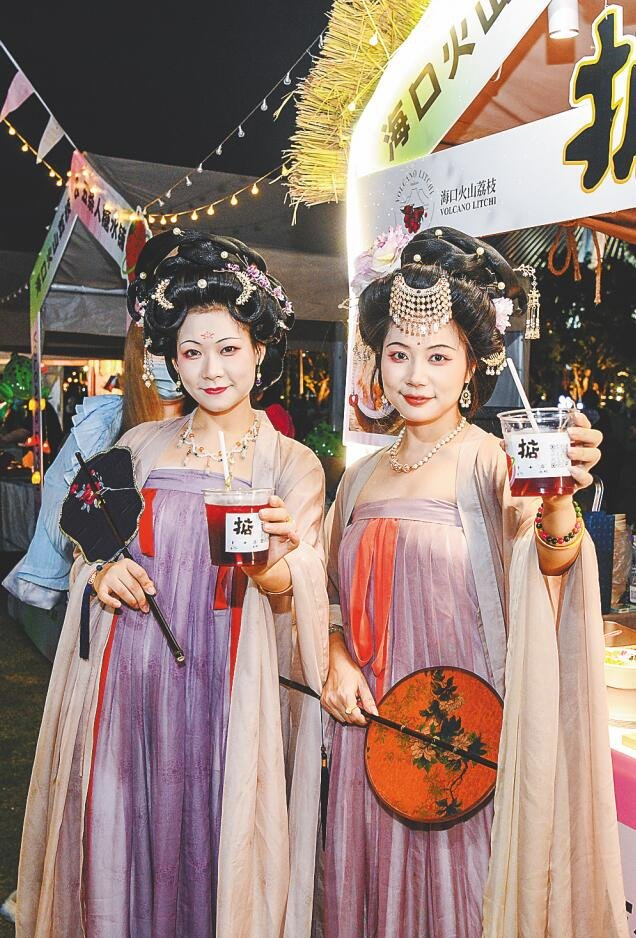 年轻的市民游客喜欢穿着传统服饰逛古风市集。海南日报全媒体记者 袁琛 摄