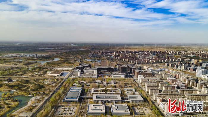 近日拍摄的雄安新区市民中心及悦容公园。河北日报记者 刘光昱摄