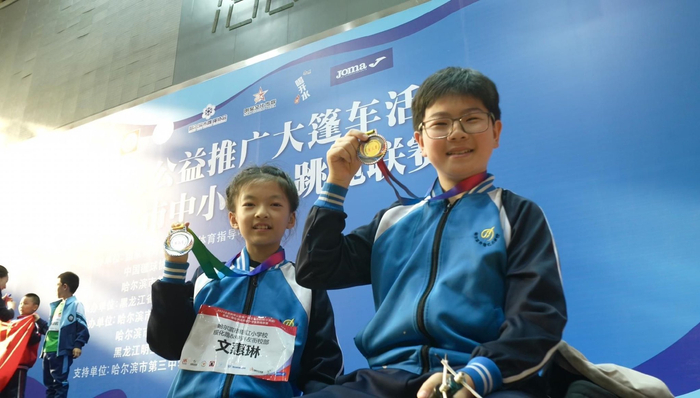 小选手们开心地拿到奖牌