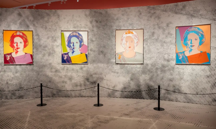 △沃霍尔为荷兰前女王贝娅特丽克丝创作的丝网版画