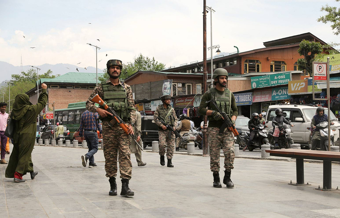 当地时间4月24日，印控克什米尔首府斯利那加，枪击事件发生后，印度士兵加强巡逻。 IC photo