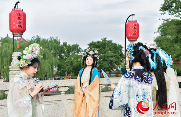 游客身穿汉服游玩。人民网 黄津晓虎摄