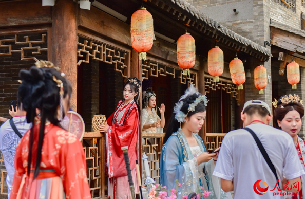 在洛阳，“古代美人”的身影随处可见。人民网记者 王佩摄