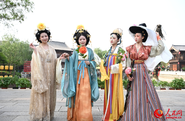 游客身穿汉服，在合影留念。人民网记者 王佩摄