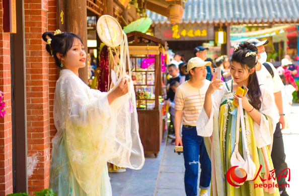 汉服走俏洛阳。人民网 黄津晓虎摄