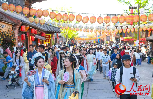 大街小巷，随处可见穿汉服游玩的游客。人民网记者 王佩摄
