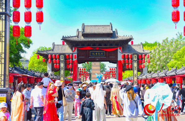 洛邑古城入口处，排队入园的游客中不少身着汉服。人民网 黄津晓虎摄