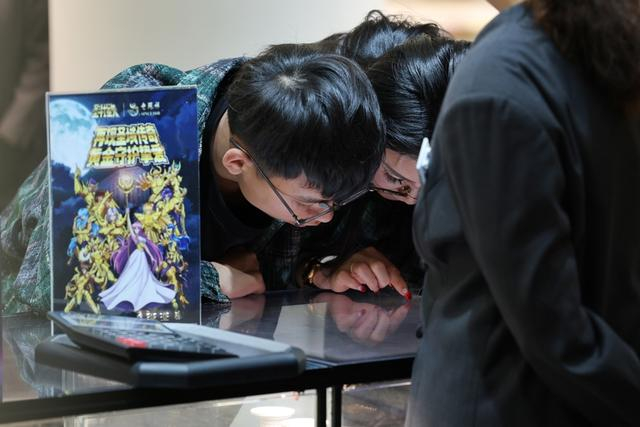 顾客在询问相关产品 赖鑫琳 摄