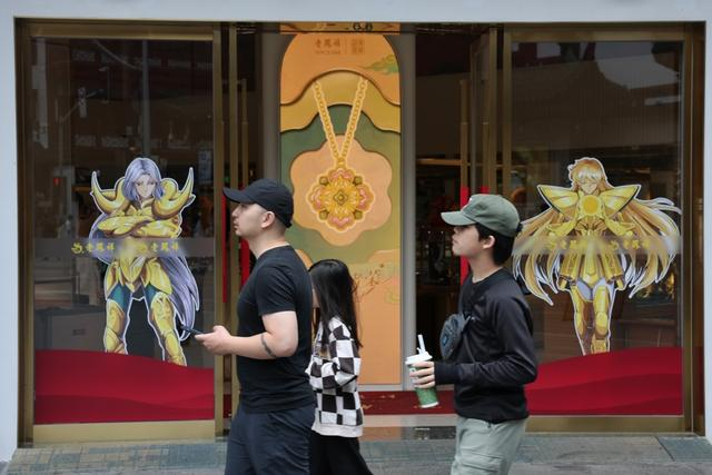 老凤祥门口人形立牌 赖鑫琳 摄