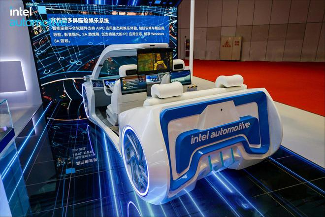 英特尔多屏智能座舱娱乐系统演示（图片来源：Intel）